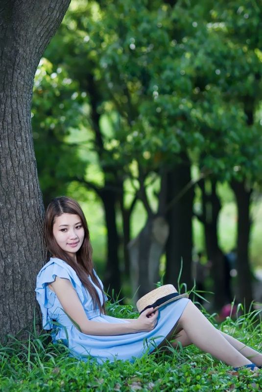 蓝短裙萌妹子小清新户外写真