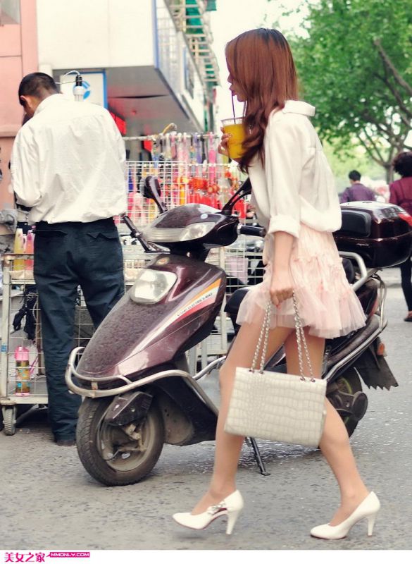 正喝果汁的迷人MM街头写真