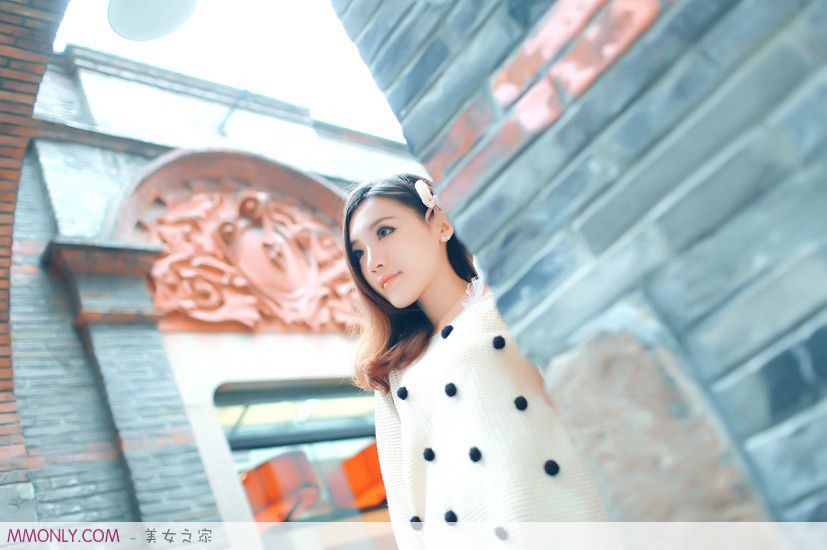 极品美女街拍老弄堂魅力成熟魅力