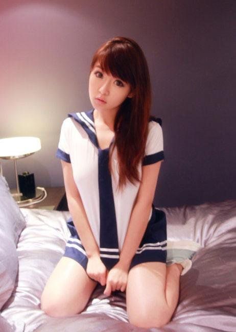 日系萌妹子粉色内衣私房照