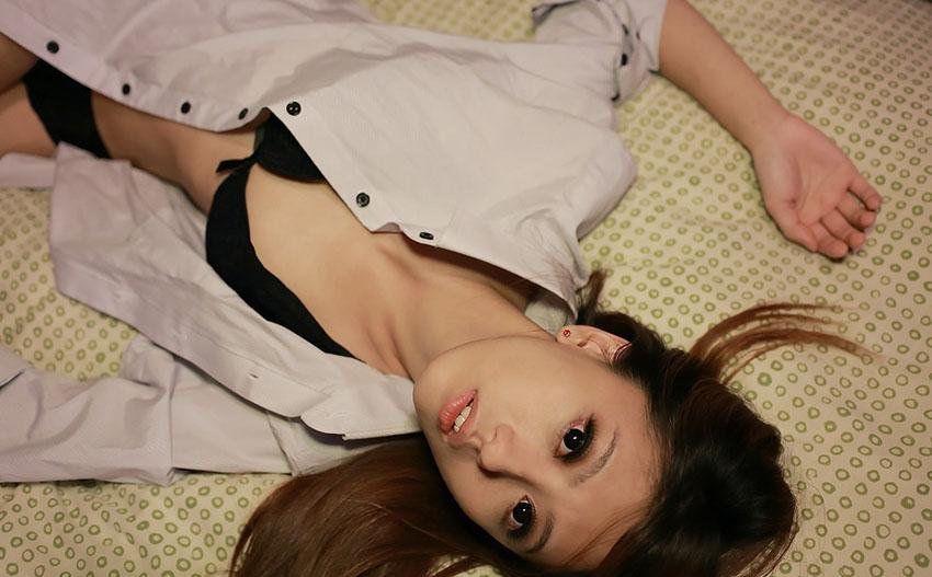 甜美萌妹子黑色内衣私房写真