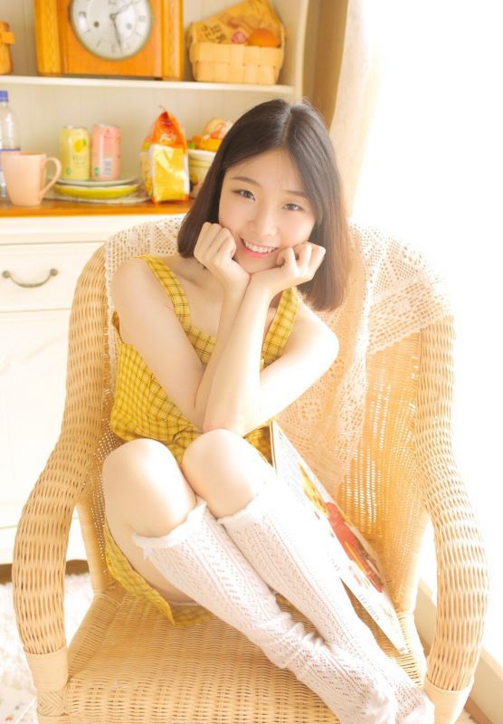 短发曲奇少女风趣可爱丝袜美女写真