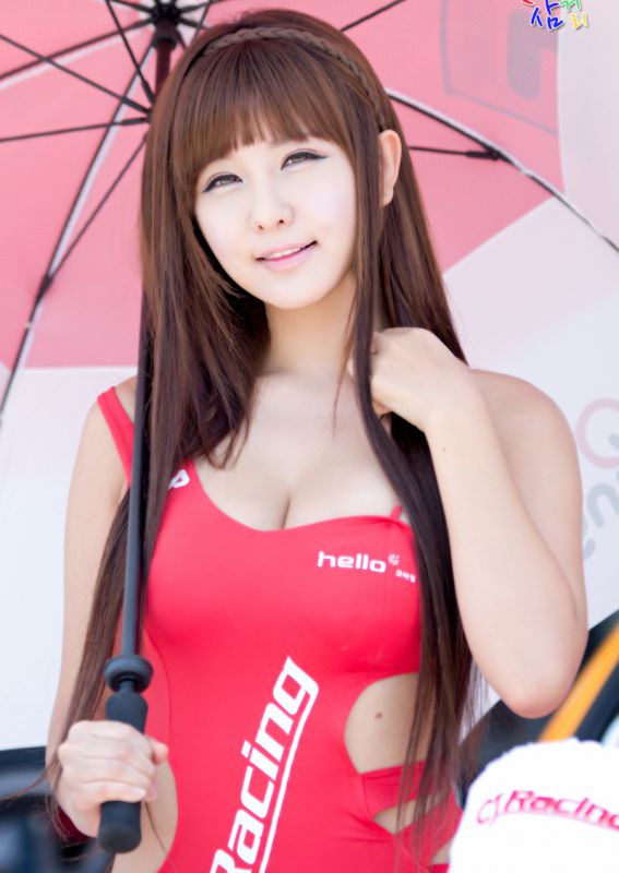 韩国女神柳智惠车展秀完美曲线