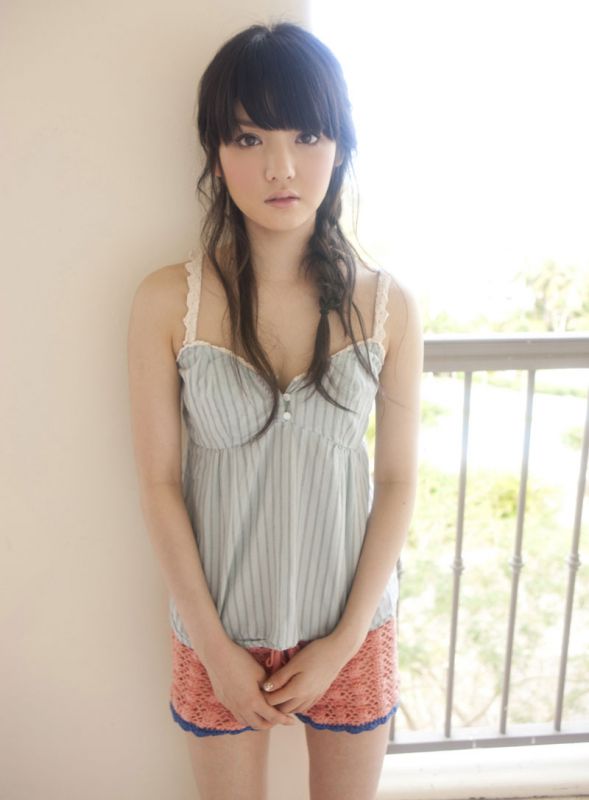 大胸萌妹子比基尼沙滩写真