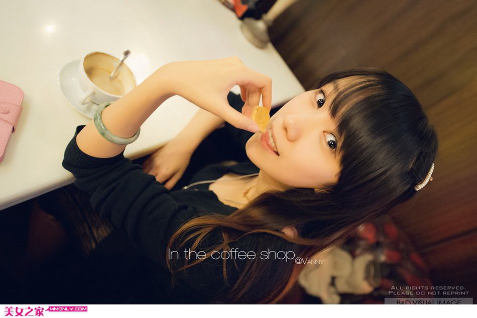 咖啡馆黑衣萌妹子高清写照