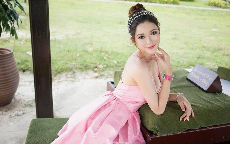 小清新美女粉色连衣裙惊显傲人爆乳