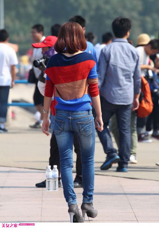 成熟美女紧身牛仔裤图片