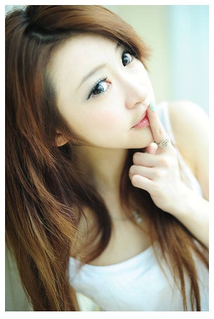 可爱萌妹子白色短裙私房照