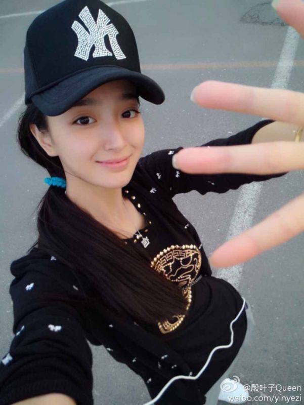 殷叶子嘟嘴可爱迷人自拍照
