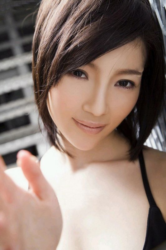 黑裙萌妹子秀大胸美背私房照