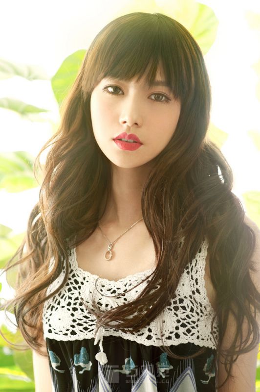 花丛中的大胸萌妹子性感写真