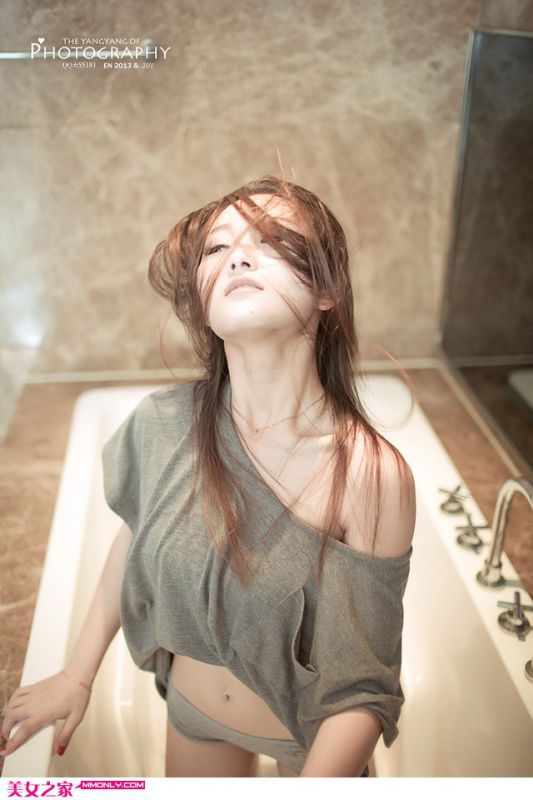 甜美女生浴室妩媚私房照