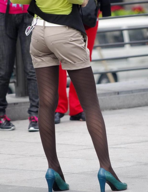 翘臀黑丝袜美女街头抓拍美图