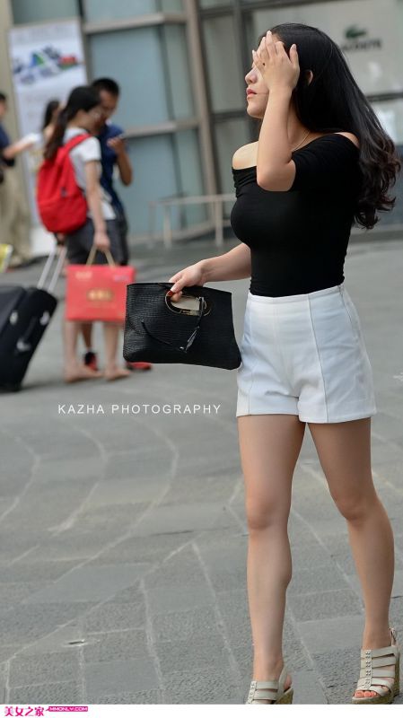 街拍性感露肩衣美女图片