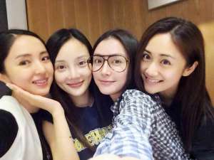 李小璐与朋友素颜生活照