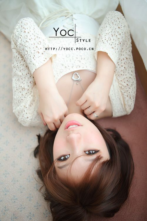 短发萌妹子短裙室内迷人写真
