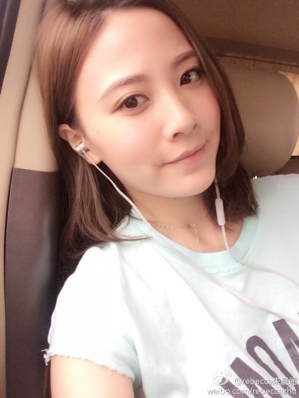 性感女神朱晨丽迷人自拍照