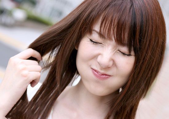 纯白短裙萌妹子街头写真拍摄