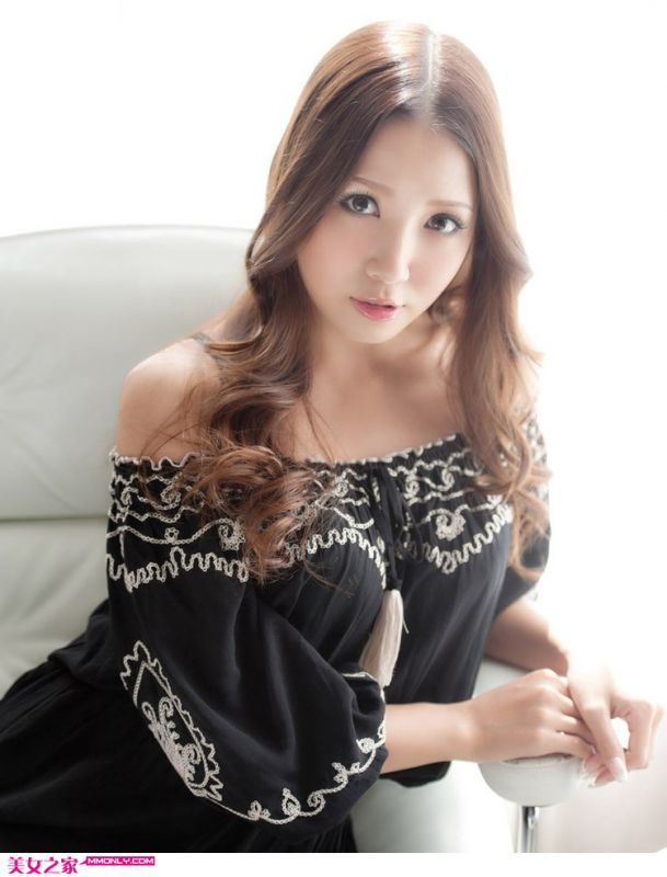妩媚娇俏美人性感黑纱火辣翘臀写真