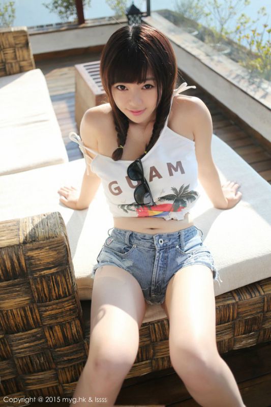 大胸美女刘飞儿户外诱人写真