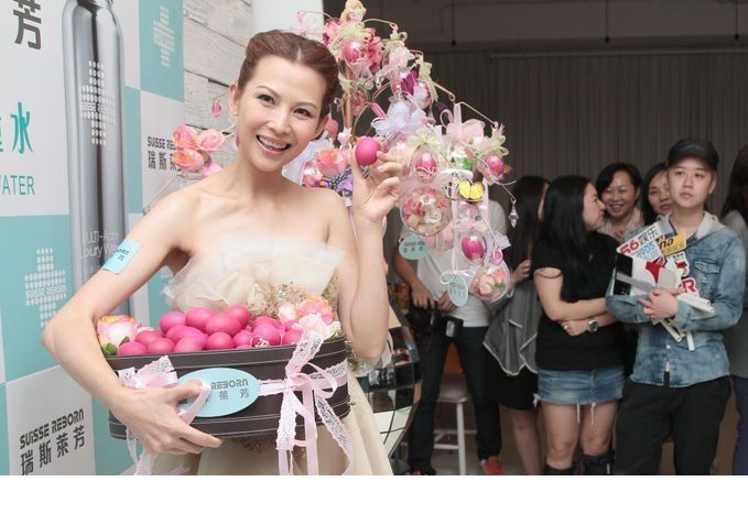 蔡少芬性感抹胸活动照