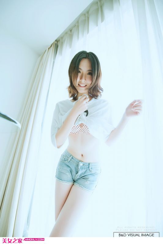 清新美眉室内迷人写真