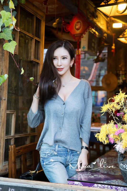 气质混血美女咪娜高清街拍照