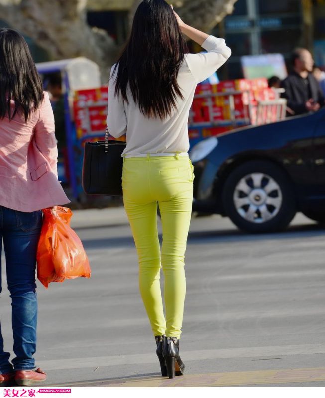 街拍紧身浅绿色牛仔裤美女图片