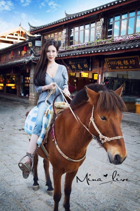 气质混血美女咪娜高清街拍照