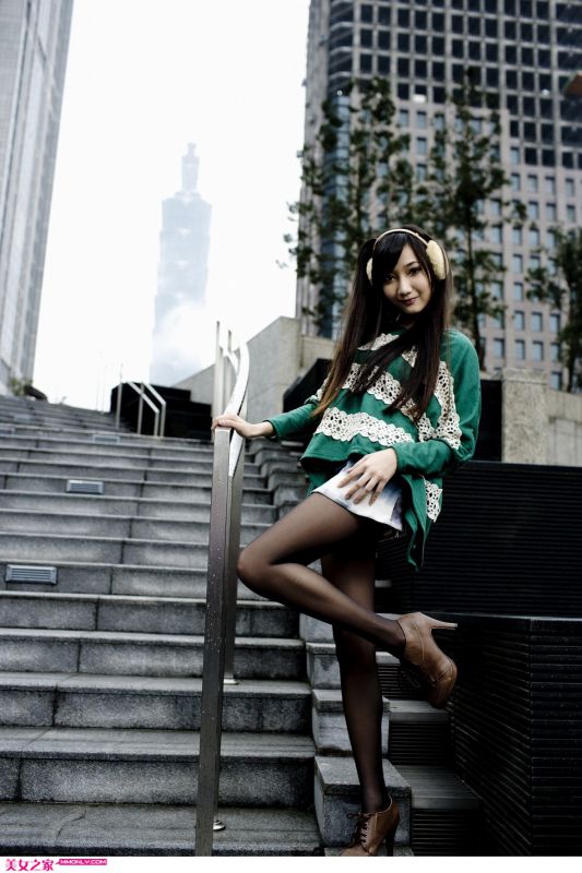 清纯黑丝美女高清户外写真