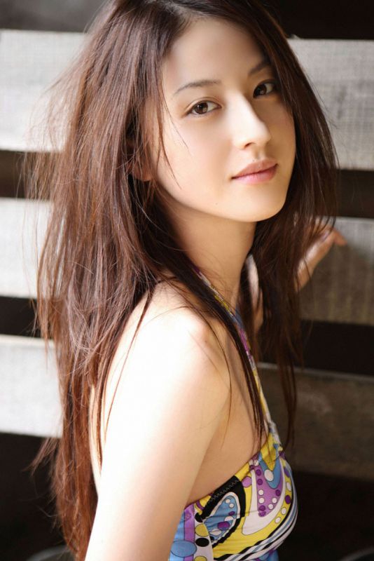 比基尼美女秀翘臀户外写真