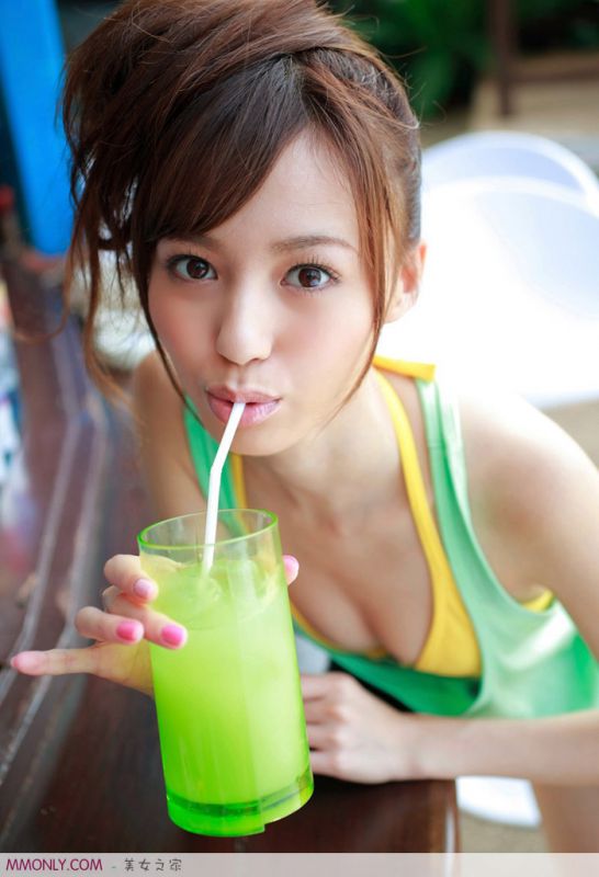 小巧身材美女秀翘臀写真