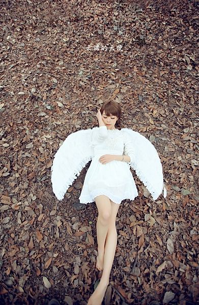 白裙萌妹子森林写真似美丽天使