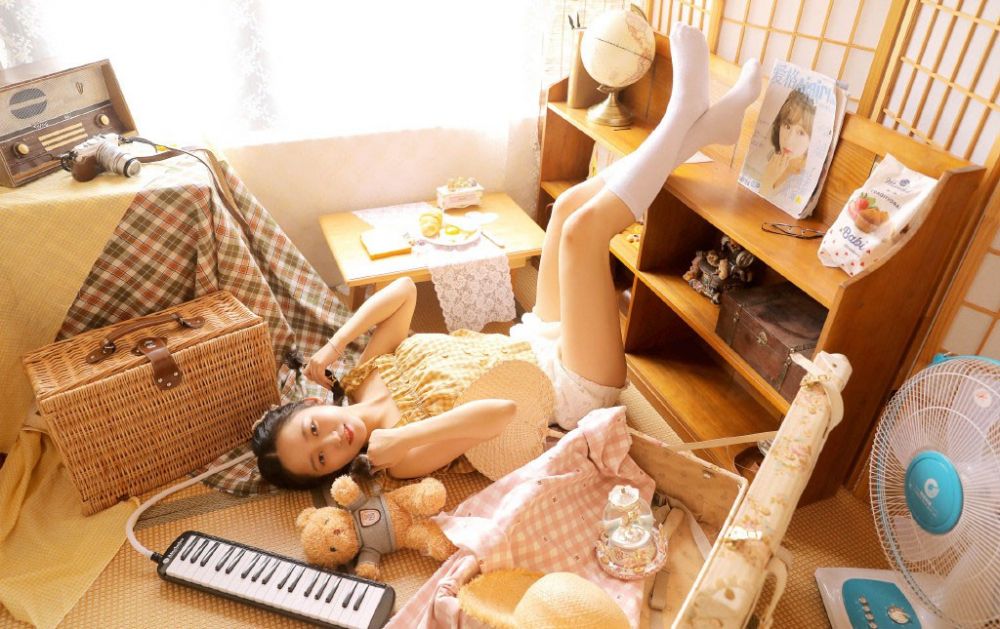 妖娆风骚小妞幼女私房美足白丝火辣写真