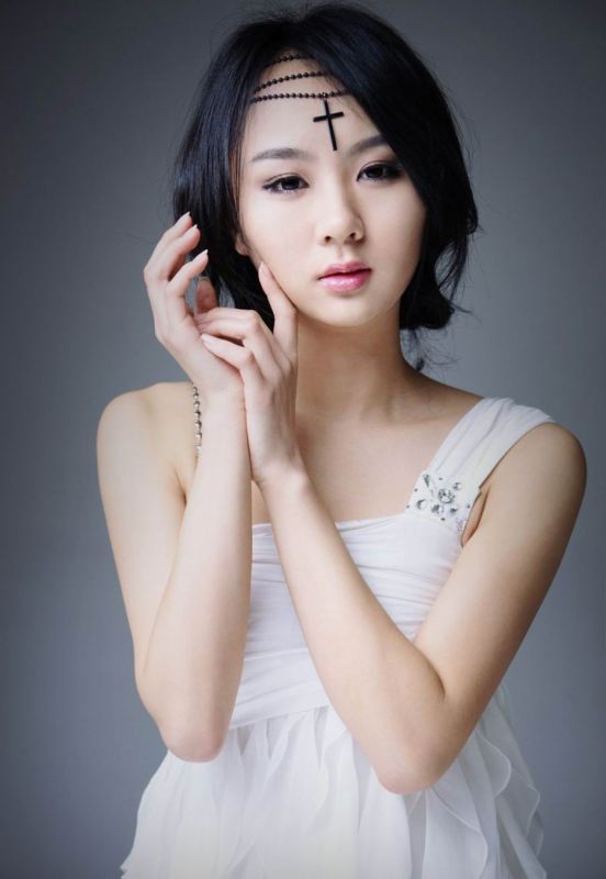 妩媚爆乳萌妹子泳池性感写真