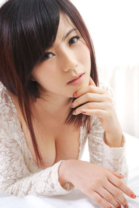 性感蕾丝美女酥胸迷人写真