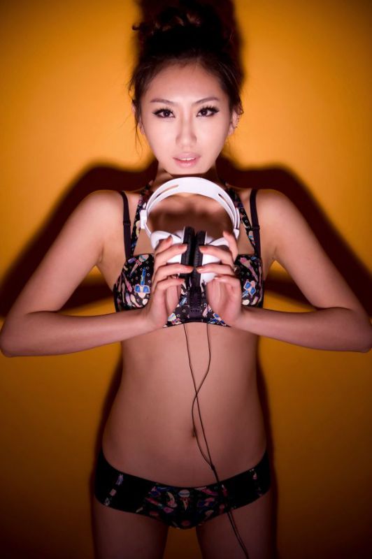 戴耳机的大胸萌妹子私房写真