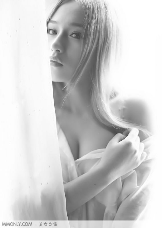 清晨爆乳美女诱惑私房写真