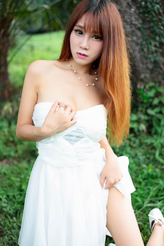 骨感美女田园唯美翘臀高清写真