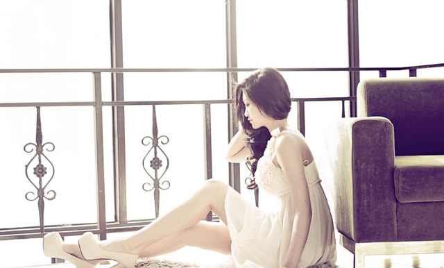 清纯萌妹子室内迷人自拍照