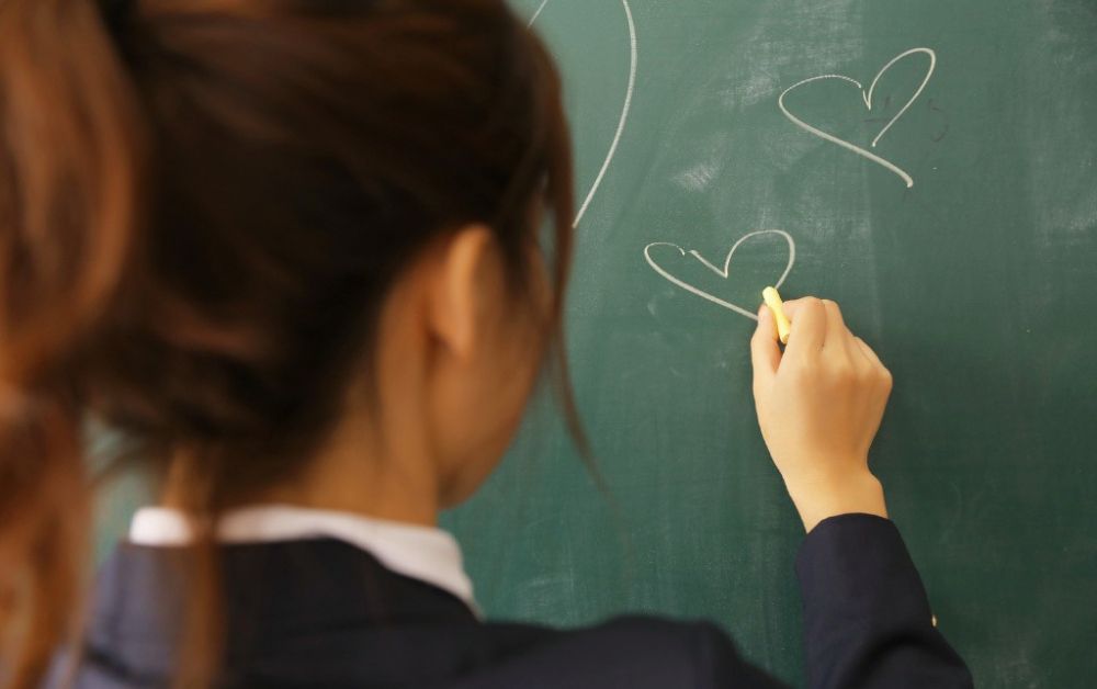 日本少女校园西服超短裙性感制服白丝诱惑写真