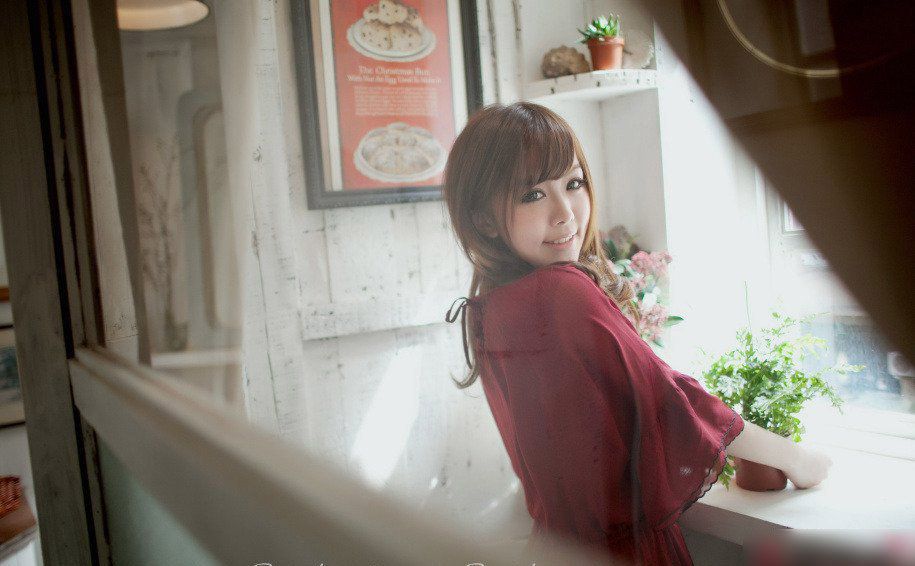红衣萌妹子闲暇下午时光写真拍摄