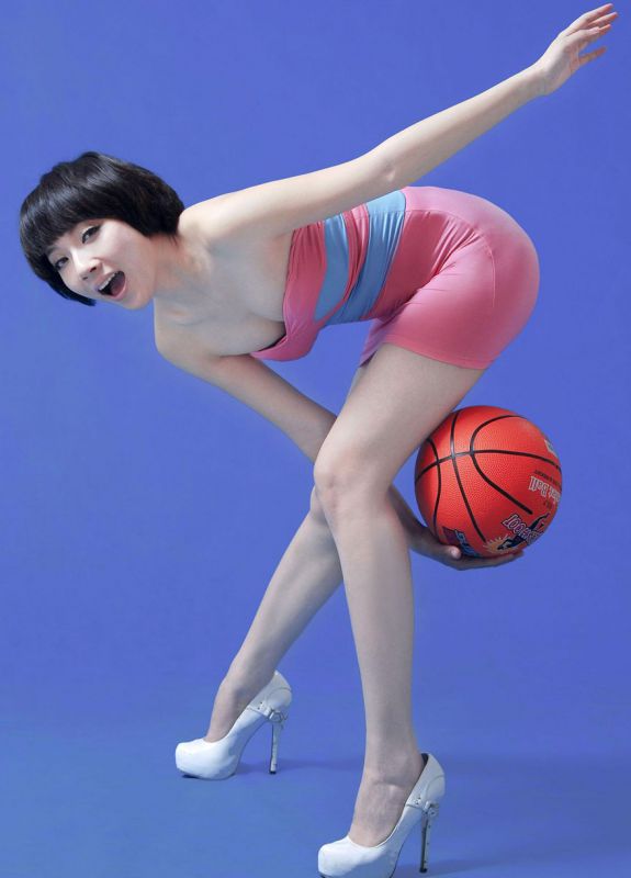 萌妹子韩媛媛紧身裙秀大胸美臀写真