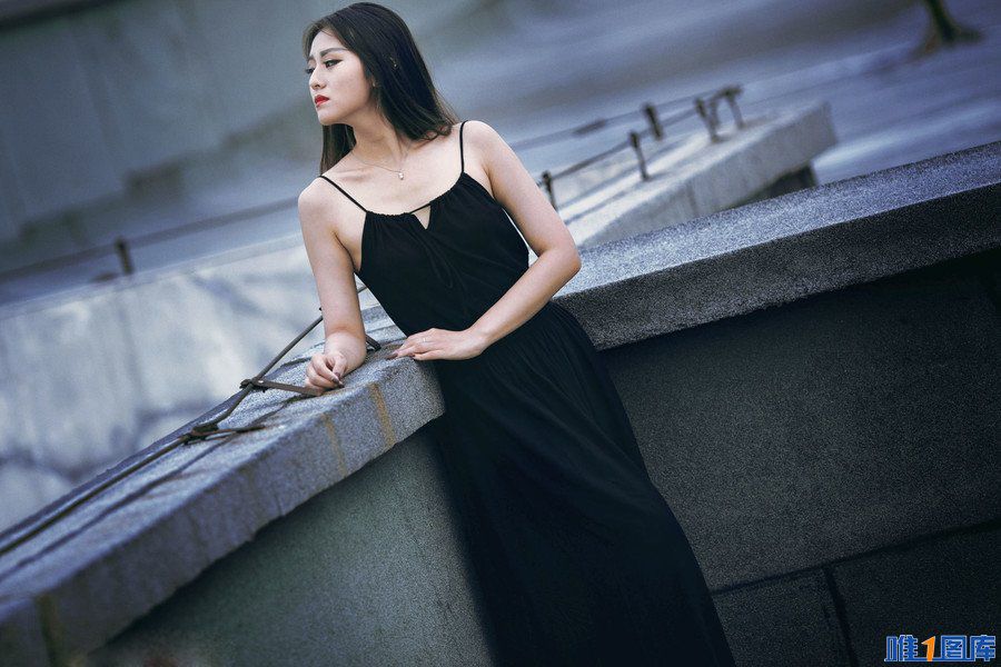 黑色性感长裙美女天台冷艳写真