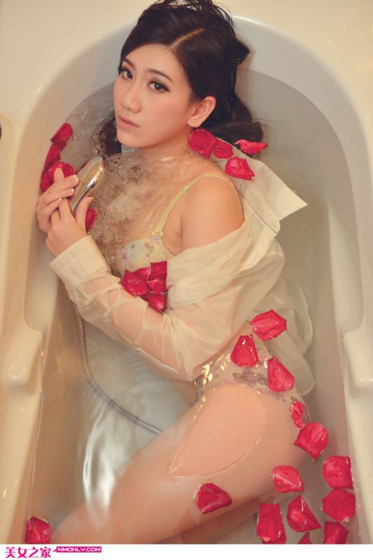 妩媚美女浴室湿身诱惑写真