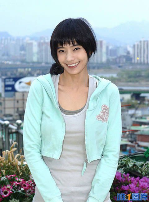 韩国当红女星韩彩英街拍图片