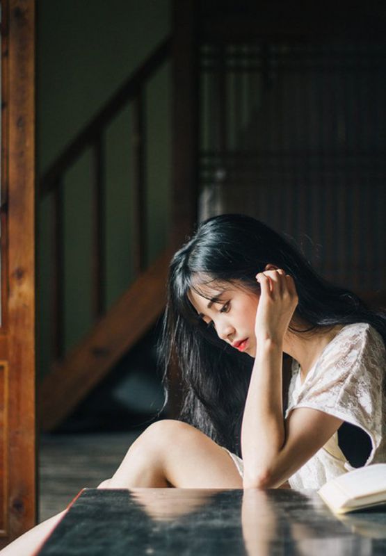 白色蕾丝裙萌妹子清纯写真