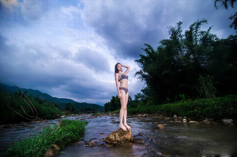 比基尼美女紫婷清溪雪肌迷人写真