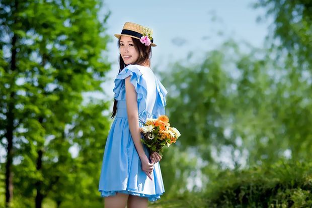 蓝短裙萌妹子小清新户外写真