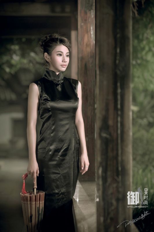 古典旗袍美女荷塘月色中唯美写真图片